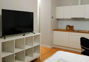 Televízia a/alebo spoločenská miestnosť v ubytovaní Hugo Star Apartments