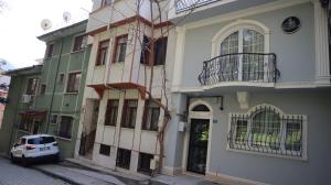 budynek z samochodem zaparkowanym przed nim w obiekcie Cozy Home Next to Green Mosque w mieście Yıldırım