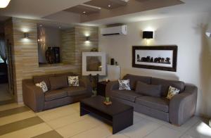 Sala de estar con 2 sofás y mesa en Hotel Afrika, en Eleonas