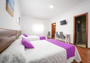 TV a/nebo společenská místnost v ubytování Hostal Los Mellizos