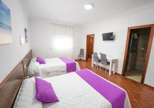 Postel nebo postele na pokoji v ubytování Hostal Los Mellizos