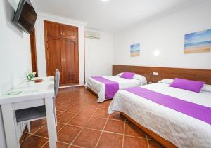 Postel nebo postele na pokoji v ubytování Hostal Los Mellizos