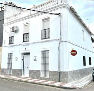 ein weißes Gebäude mit schwarzen Fenstern und einer Straße in der Unterkunft Apartamento deluxe Terraza y bbq in Santa Amalia