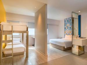 Postel nebo postele na pokoji v ubytování Ibis Styles Phuket City