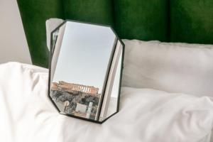 un miroir installé au-dessus du lit dans l'établissement Sun Marco Apartments in Athens, à Athènes