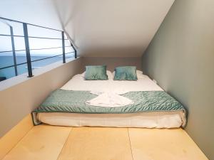 - un petit lit dans une chambre avec fenêtre dans l'établissement Social Lodge - Happiness, à Funchal