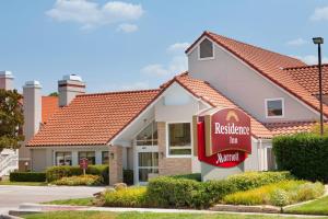 una señal de restaurante frente a una casa en Residence Inn Dallas Las Colinas, en Irving