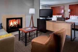 um quarto de hotel com lareira e televisão em Residence Inn Dallas Las Colinas em Irving