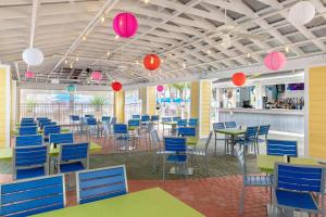 una cafetería con mesas, sillas y luces coloridas en Marriott's Harbour Lake, en Orlando