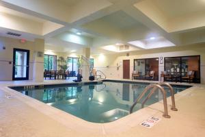 a large swimming pool in a hotel room at Courtyard Newark Granville in Newark