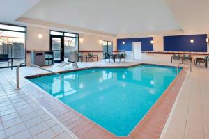 een groot zwembad in een hotelkamer bij SpringHill Suites Indianapolis Fishers in Indianapolis