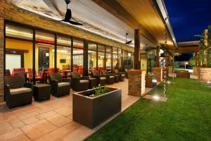 een restaurant met stoelen en tafels op een patio bij TownePlace Suites by Marriott Carlsbad in Carlsbad