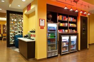 un magasin avec deux réfrigérateurs dans un magasin dans l'établissement TownePlace Suites by Marriott Carlsbad, à Carlsbad