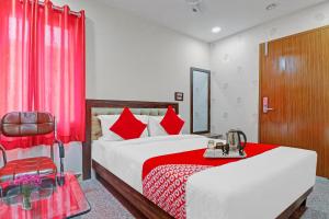 Habitación de hotel con 2 camas con almohadas rojas en Heavens Inn Near Rasoolpura metro station en Hyderabad