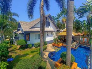 una vista aérea de una casa con piscina y palmeras en #Nice Private Pool Villa Pattaya, en Nong Prue