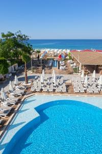 Bazén v ubytování Xperia Saray Beach Hotel nebo v jeho okolí