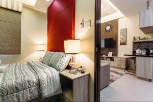 Tempat tidur dalam kamar di Rosecan’s Place 4 @ Spaniada Residence Cebu City