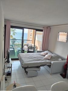 Photo de la galerie de l'établissement Appartement vue mer vue piscine, à Cannes