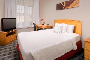 une chambre d'hôtel avec un lit et une télévision dans l'établissement TownePlace Suites by Marriott Albuquerque Airport, à Albuquerque