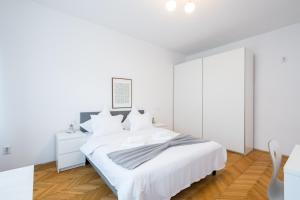 Een bed of bedden in een kamer bij Aonia 2bdr apartment - P-ta Romana View