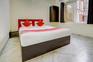 Ένα ή περισσότερα κρεβάτια σε δωμάτιο στο Hotel O Avisi Residency