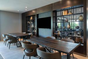 TownePlace Suites by Marriott Boston Medford في ميدفورد: غرفة طعام مع طاولتين وكراسي