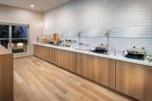 cocina con encimera con ollas y sartenes en Residence Inn Austin South en Austin