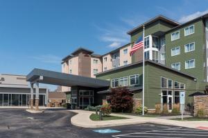 ein Bild von der Vorderseite eines Hotels in der Unterkunft Residence Inn by Marriott Cleveland Avon at The Emerald Event Center in Avon