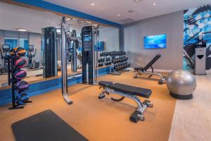 un gimnasio con varias cintas de correr y equipos de ejercicio en Residence Inn by Marriott Baltimore at The Johns Hopkins Medical Campus en Baltimore