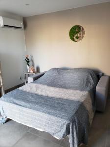 sypialnia z łóżkiem z niebieskim kocem w obiekcie Luberoom w mieście Cavaillon