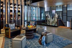 The lobby or reception area at Moxy Columbus Short North