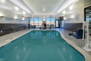 una piscina con acqua blu in un edificio di Fairfield Inn & Suites Lancaster Palmdale a Lancaster