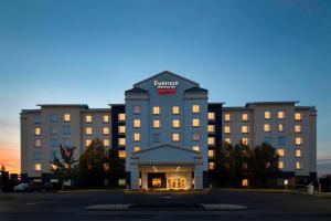 hotel z napisem z przodu w obiekcie Fairfield Inn & Suites by Marriott Newark Liberty International Airport w mieście Newark