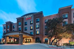 ein Hotel mit einem Gebäude in der Unterkunft Fairfield Inn and Suites by Marriott Austin Northwest/Research Blvd in Austin