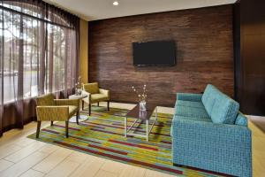 TV a/nebo společenská místnost v ubytování Fairfield Inn and Suites by Marriott Austin Northwest/Research Blvd