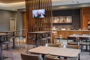 um restaurante com mesas e cadeiras e um bar em SpringHill Suites by Marriott Kalispell em Kalispell