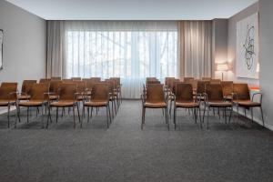 einen Konferenzraum mit Stühlen und einem großen Fenster in der Unterkunft AC Hotel Huelva by Marriott in Huelva