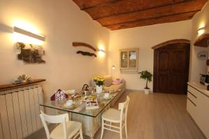 cocina con mesa y sillas en una habitación en B&B Oliver, en Florencia