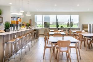 restauracja ze stołami i krzesłami oraz bar w obiekcie Element Houston Katy w mieście Katy