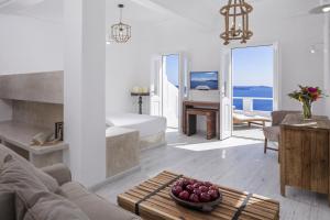 salon z kanapą i stołem w obiekcie White Pearl Villas w mieście Oia