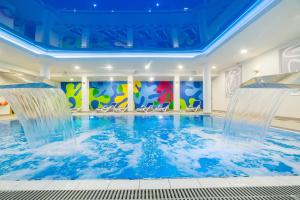 basen z 2 wodospadami w pokoju hotelowym w obiekcie Hotel New Skanpol w Kołobrzegu