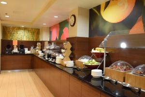 una línea de buffet en una habitación de hotel con comida en Fairfield Inn by Marriot Binghamton en Binghamton