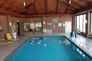 una gran piscina en un edificio con una gran en Fairfield Inn by Marriot Binghamton en Binghamton