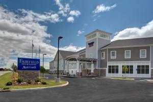 um edifício com um sinal em frente em Fairfield Inn & Suites by Marriott Cape Cod Hyannis em Hyannis