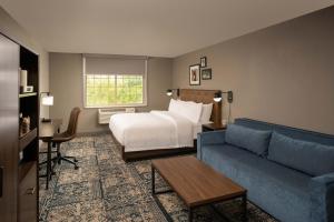 TV a/nebo společenská místnost v ubytování Four Points by Sheraton Chicago Schaumburg