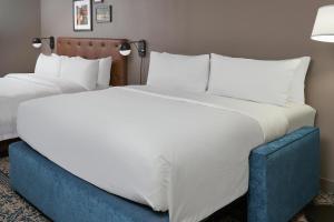 Postel nebo postele na pokoji v ubytování Four Points by Sheraton Chicago Schaumburg