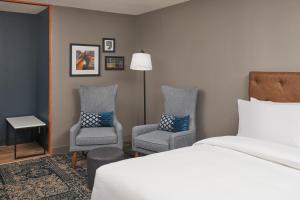 Postel nebo postele na pokoji v ubytování Four Points by Sheraton Chicago Schaumburg