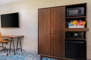 TV a/nebo společenská místnost v ubytování Four Points by Sheraton Chicago Schaumburg