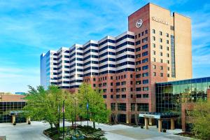 um edifício com uma torre de relógio em cima em Sheraton Baltimore North em Towson