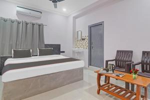 1 dormitorio con 1 cama grande y 1 mesa en Collection O Hotel Chirag StayÃƒÂ©Ã‹â€ Ã‚Â¥ÃƒÂ¦Ã‚ÂªÃ…Â¡, en Hyderabad